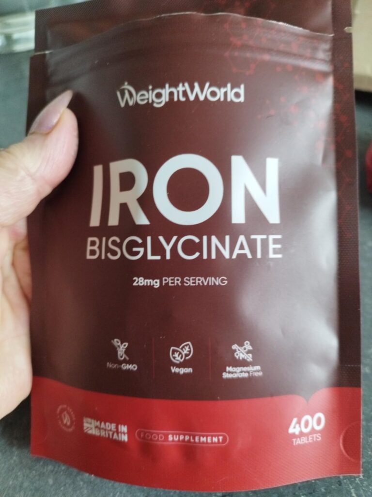 Vue de face du sachet d'Iron Bisglycinate de WeightWorld, tenu dans une main.