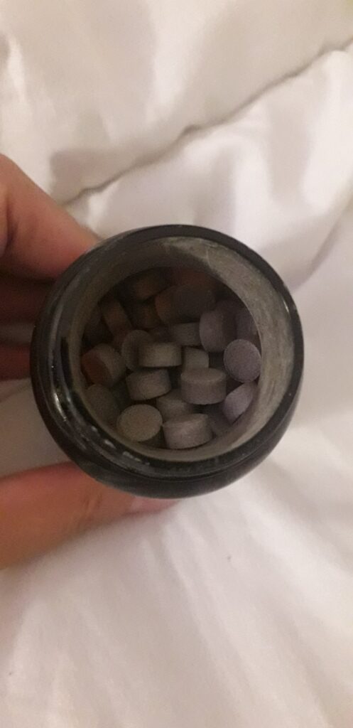 Vue de dessus du sachet ouvert, montrant les comprimés à l'intérieur.