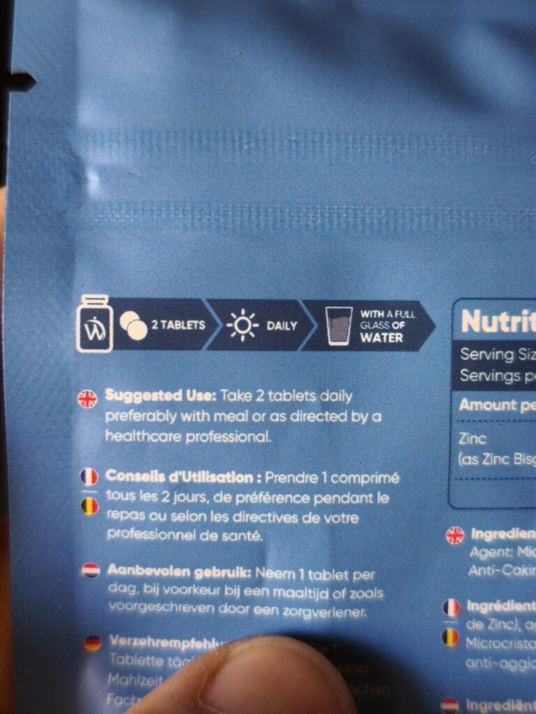 Détail des informations relatives à l'utilisation et la posologie du produit, en plusieurs langues, sur l'emballage.