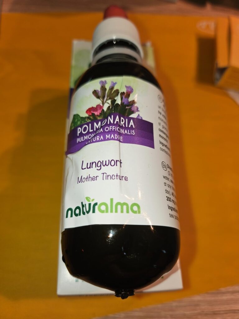Photo d'une bouteille de Pulmonaria Lungwort Mother Tincture de la marque Naturalma, posée sur une boîte en carton.