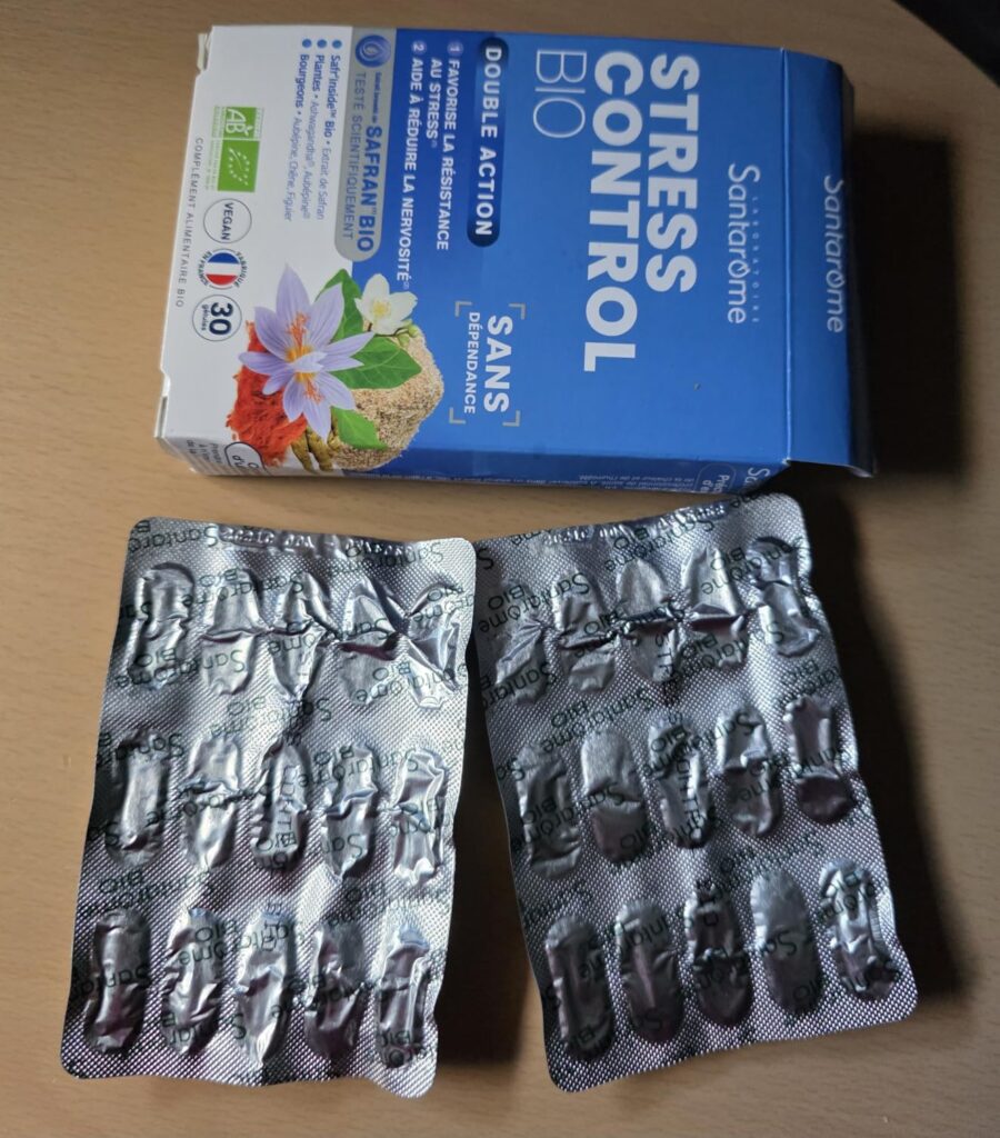 Boîte et deux plaquettes d'ampoules vides, vues de haut. Texte de la boîte lisible.