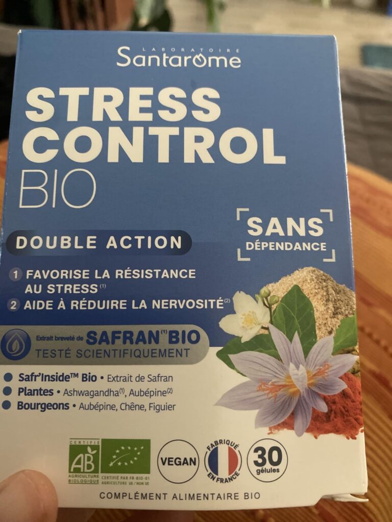 Zoom sur la boîte d'emballage du produit. La main tient la boîte.