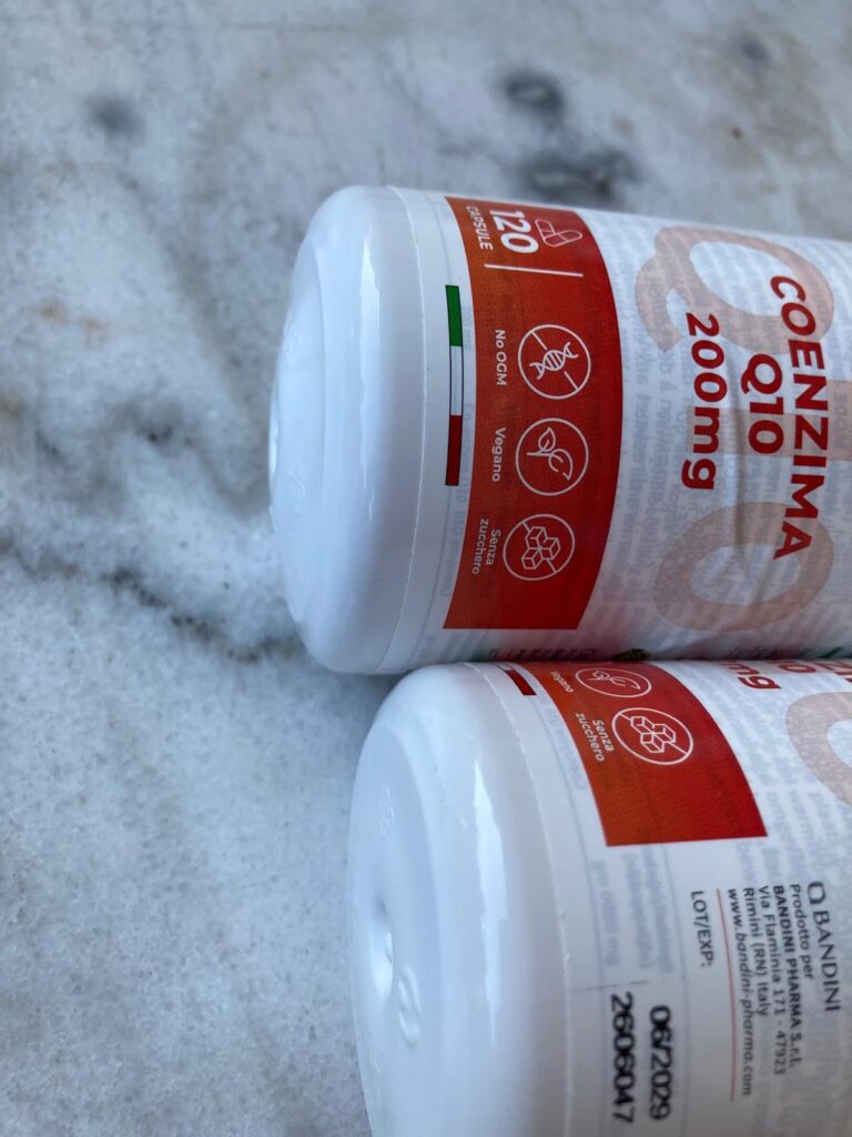 Gros plan sur le flacon de Coenzyme Q10, montrant l'étiquette avec les informations principales et le bas du flacon, y compri...
