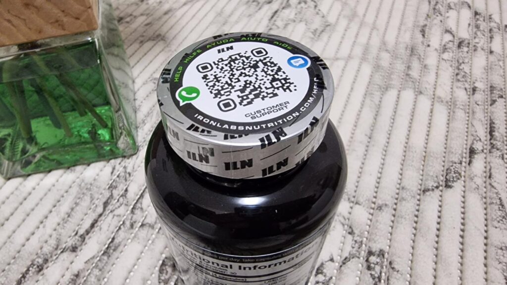 Vue de dessus du bouchon scellé d'un flacon de compléments alimentaires, avec un QR code.