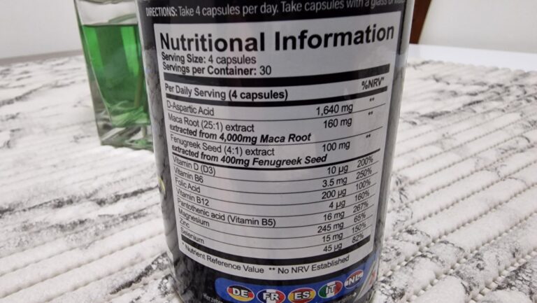 Gros plan sur l'étiquette d'informations nutritionnelles d'un flacon de compléments alimentaires.
