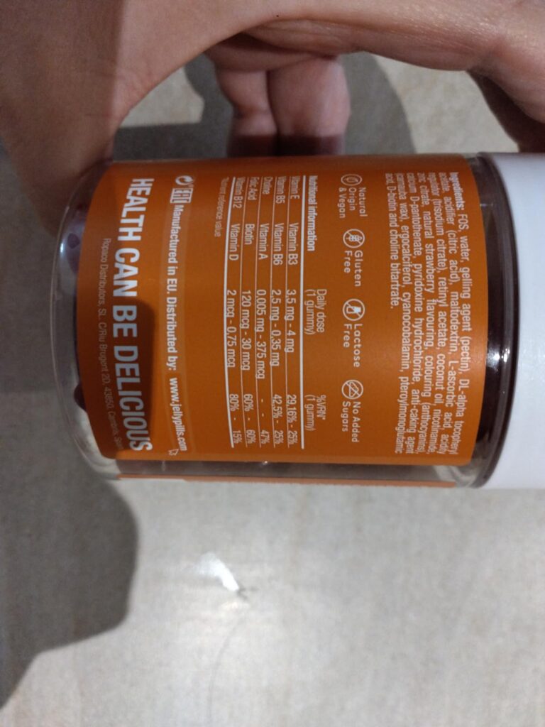 Vue détaillée de l'étiquette nutritionnelle sur le côté du pot de vitamines.