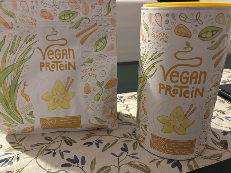 Le packaging du produit, sous deux formes différentes : sachet et pot, posés sur une nappe fleurie.
