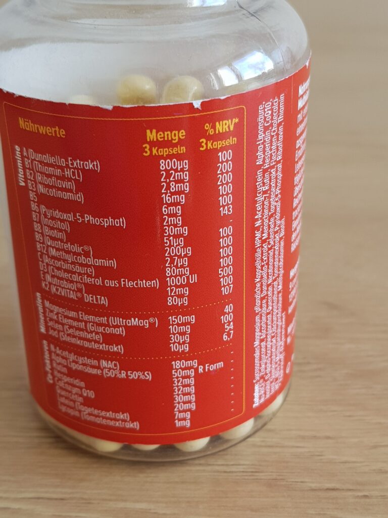 Gros plan sur les informations nutritionnelles imprimées sur l'étiquette du flacon.