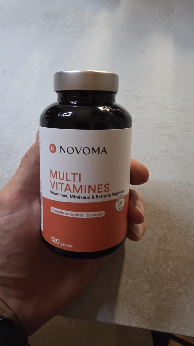 Le flacon de multivitamines est tenu dans une main.