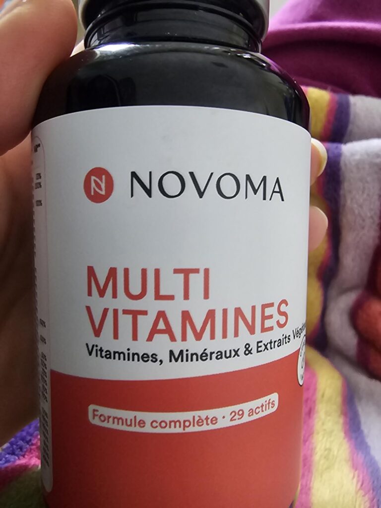 Gros plan sur l'étiquette du flacon de vitamines. Ce visuel est un zoom du visuel 1.