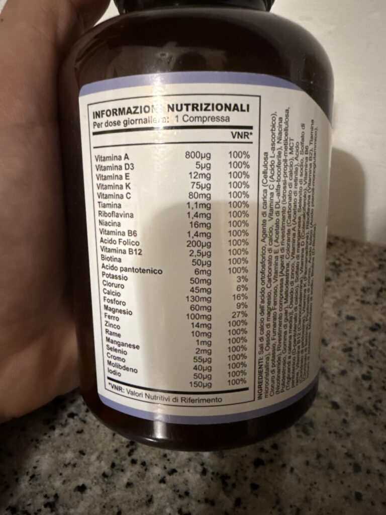 Gros plan sur l'étiquette de la bouteille avec le tableau nutritionnel