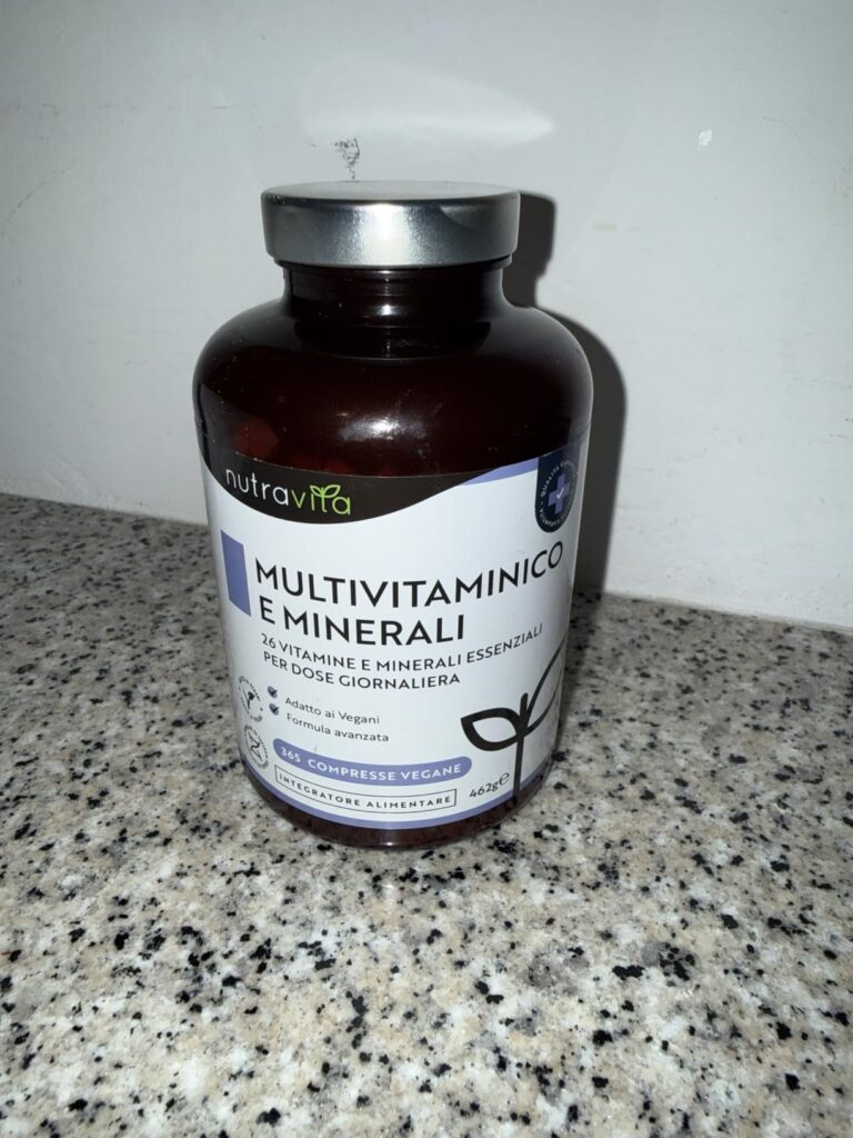 Bouteille de multivitamines avec étiquette