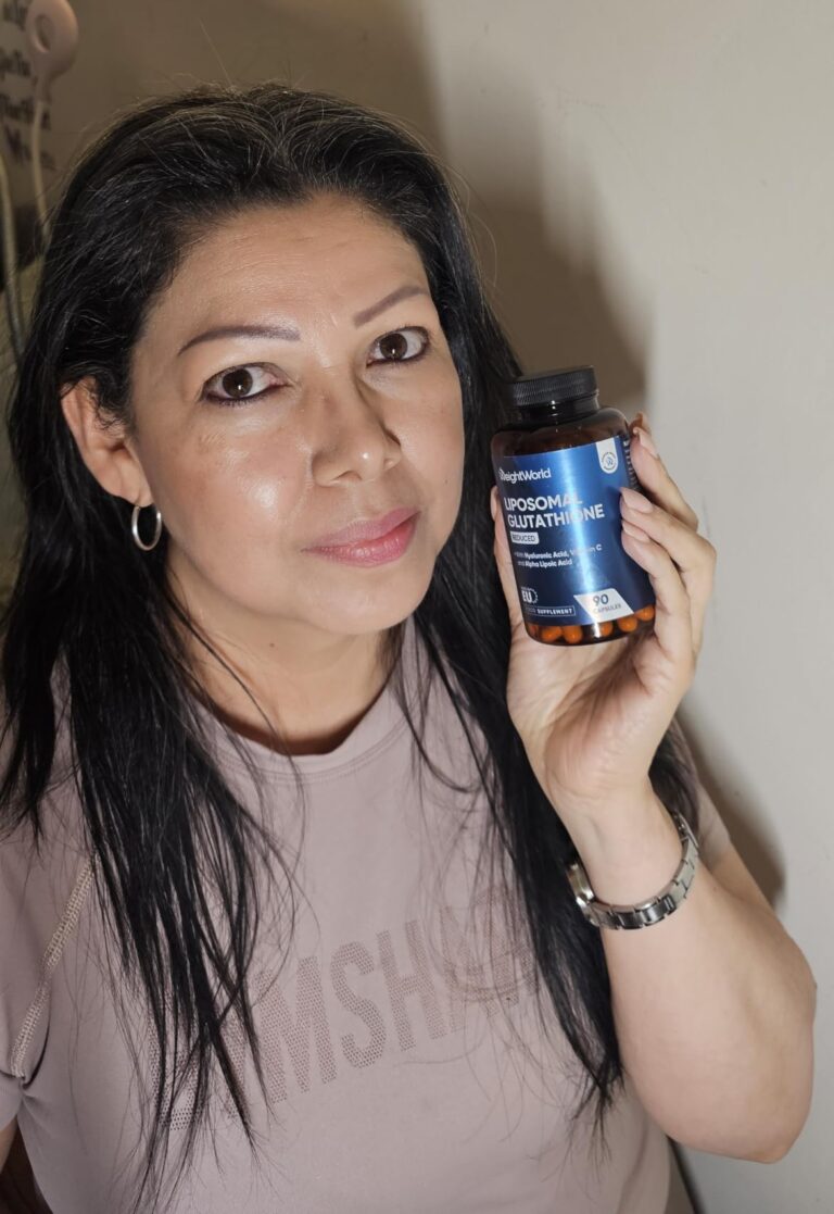 Femme présentant le produit (bouteille de compléments alimentaires) et le tenant de face, la regardant d'un air enjoué.