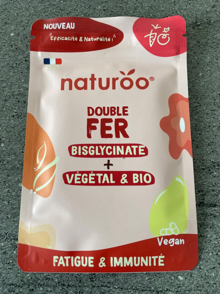 Vue de l'avant du sachet de compléments alimentaires posé sur un plan de travail en pierre grise. Identique au visuel 0, mais...