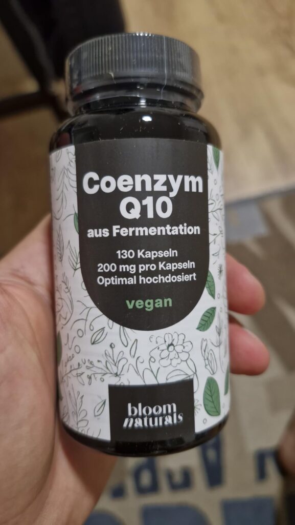 Bouteille de compléments alimentaires tenue à la main, vue de face. La bouteille est la même que dans le visuel 0 et 1.