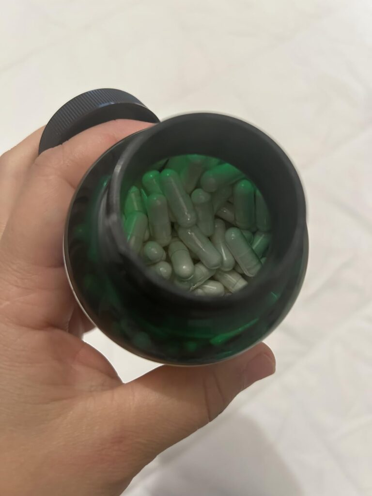 Le flacon ouvert montrant les capsules de zinc bisglycinat à l'intérieur.