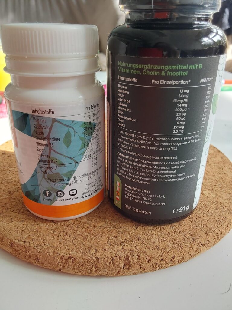 Gros plan sur les étiquettes de deux flacons de compléments alimentaires, montrant les informations nutritionnelles.