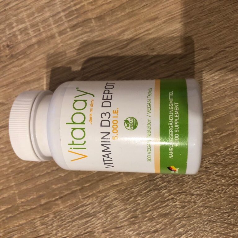 Bouteille de complément alimentaire Vitabay Vitamin D3 Depot sur un sol en bois.