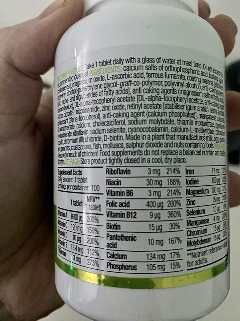 Gros plan sur l'étiquette du flacon 'One-A-Day', montrant la liste des ingrédients et le tableau des valeurs nutritionnelles.