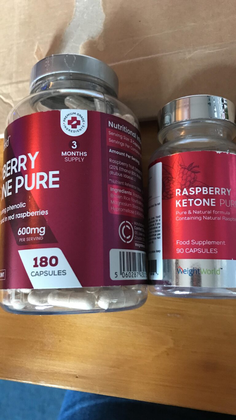 Deux flacons de compléments alimentaires framboise cétone pure, de tailles différentes, sur un fond marron.