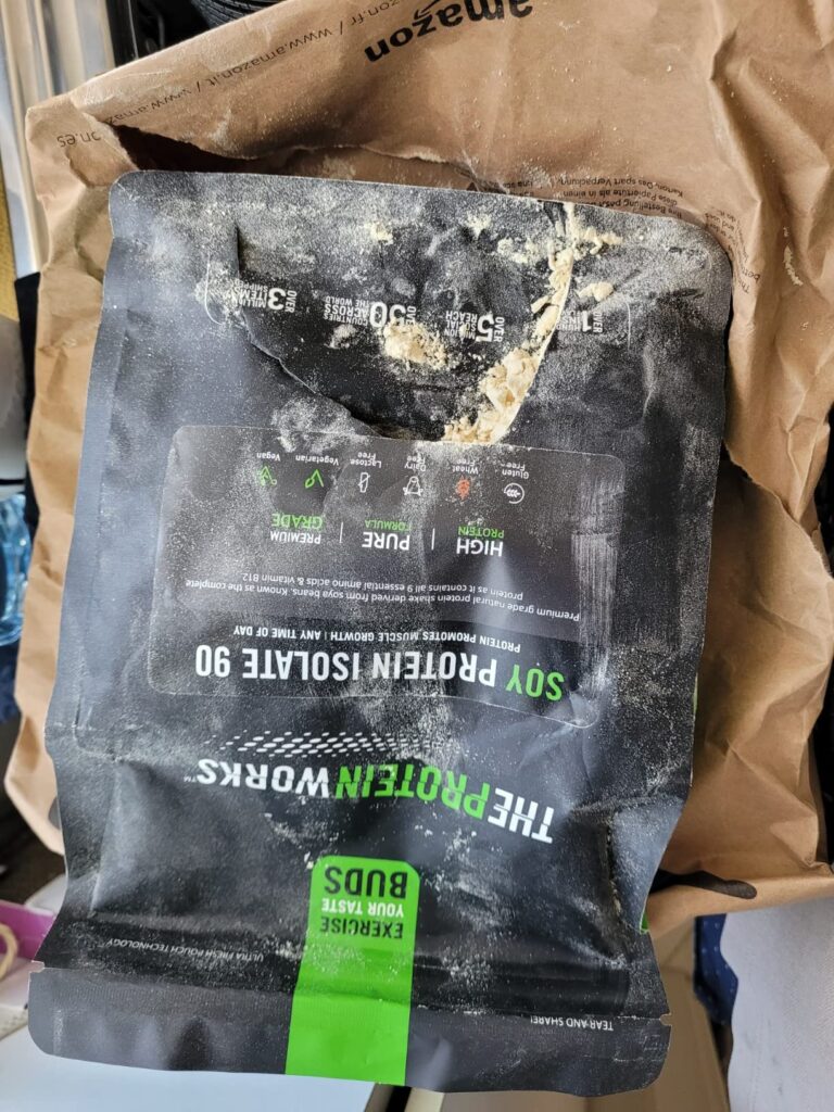 Le paquet de protéines de soja, endommagé et répandu dans le sac en papier.