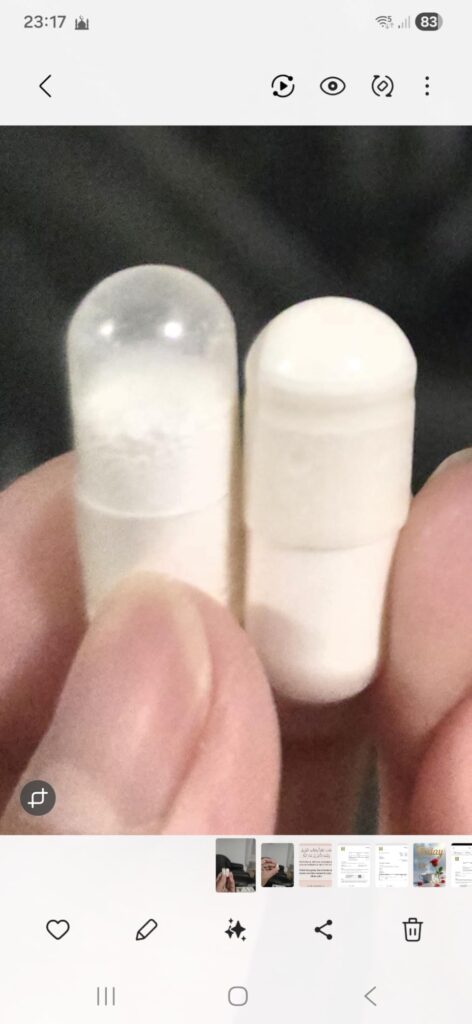 Deux capsules tenues par la main, l'une ouverte, l'autre fermée.