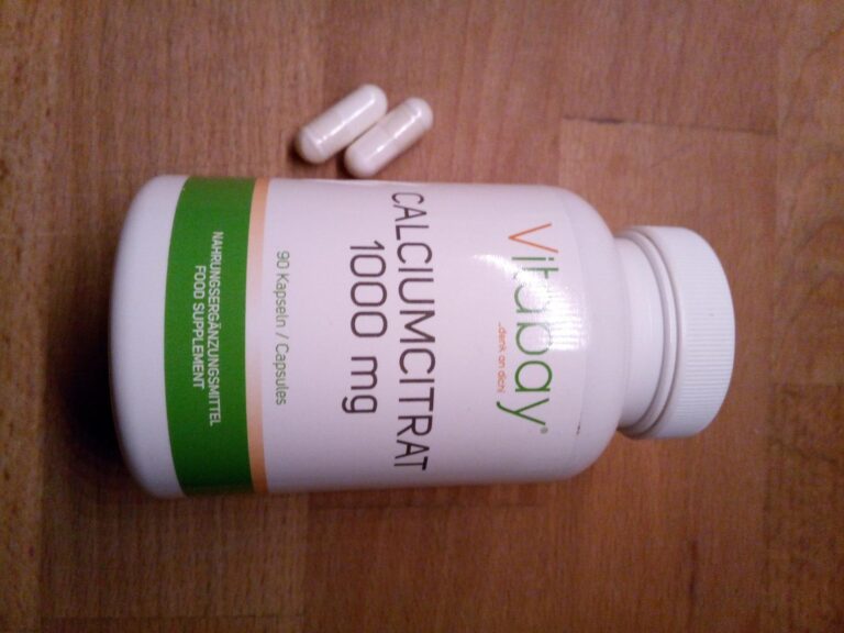 Flacon et deux capsules de Calcium Citrat 1000 mg.