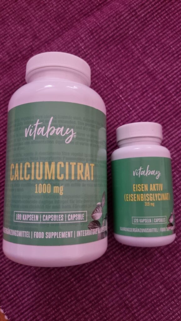 Deux bouteilles de compléments alimentaires de la marque Vitabay : l'une au Calcium, l'autre au Fer. La bouteille de Calcium...