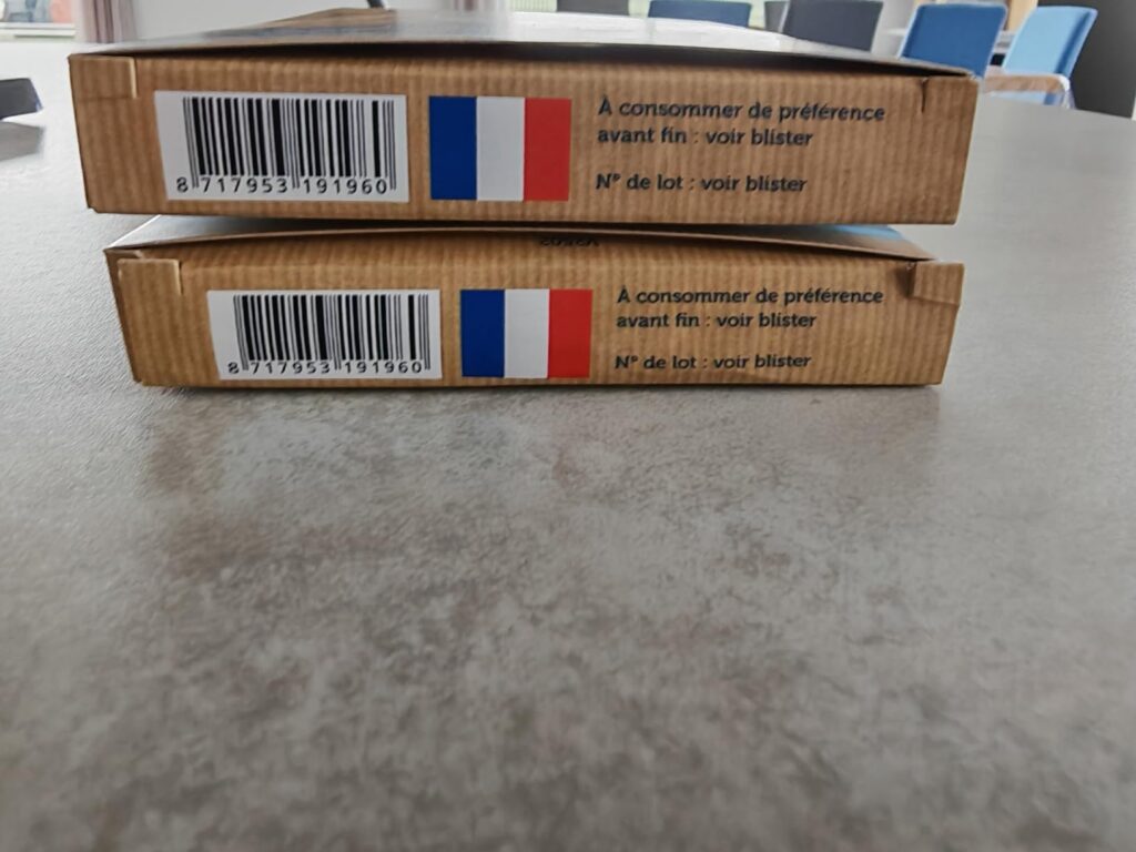 Deux boîtes d'Oméga-3 végétal de la marque Testa, vue de côté. Les boîtes affichent un code-barres et le drapeau français.