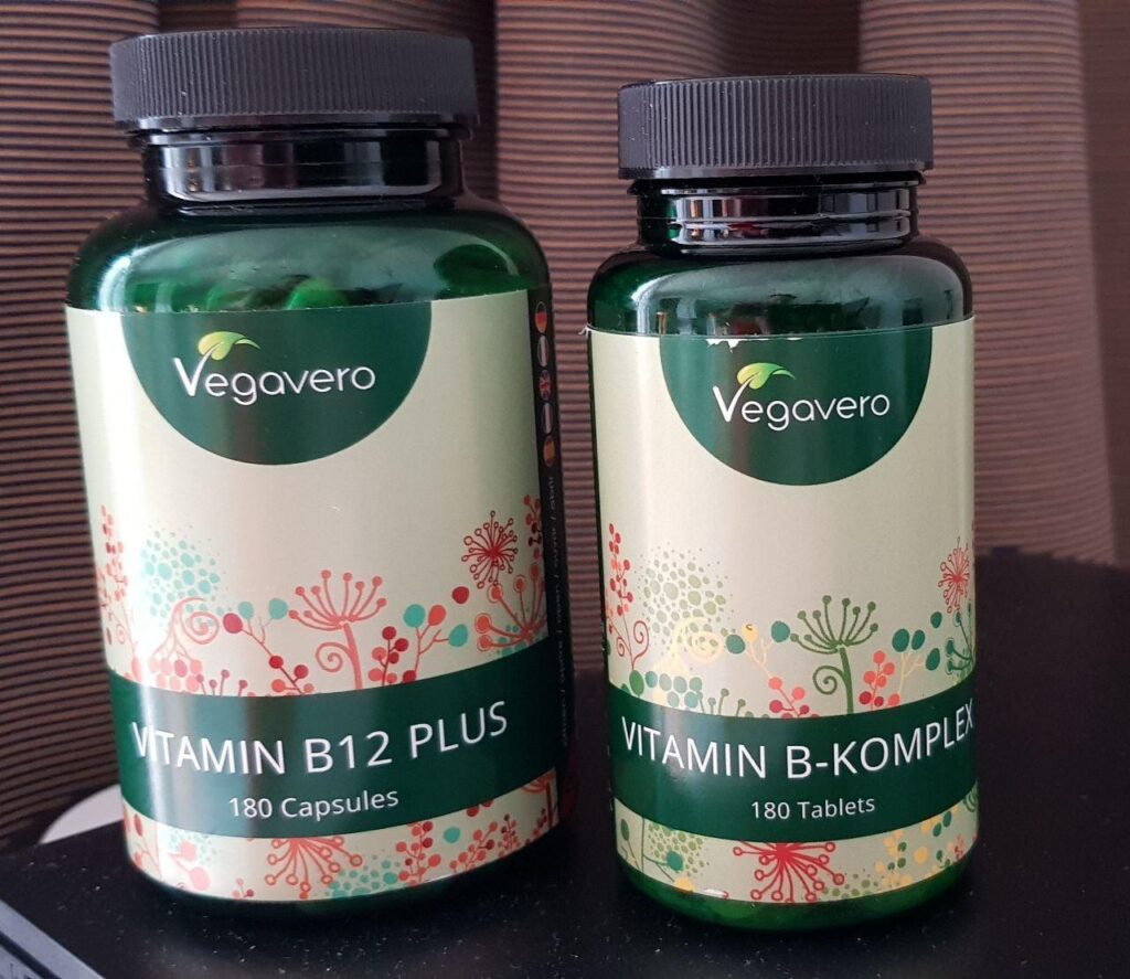 Deux flacons de compléments alimentaires Vegavero, un de B12 Plus et un de B-Komplex, côte à côte.