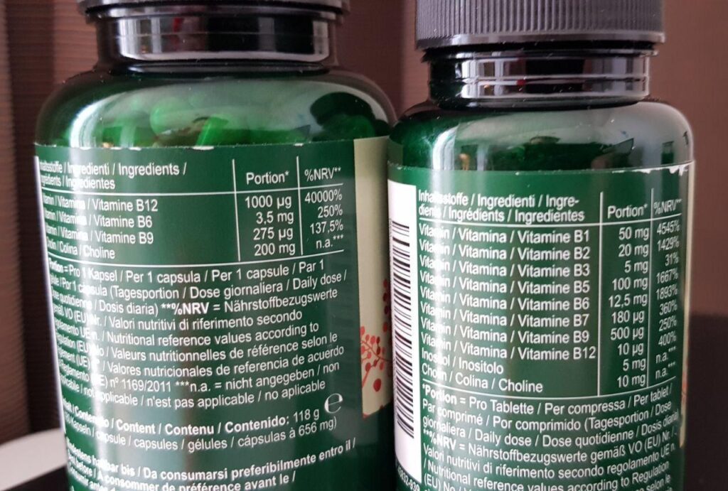 Gros plan sur les étiquettes arrière des deux flacons de compléments Vegavero, montrant les informations nutritionnelles.