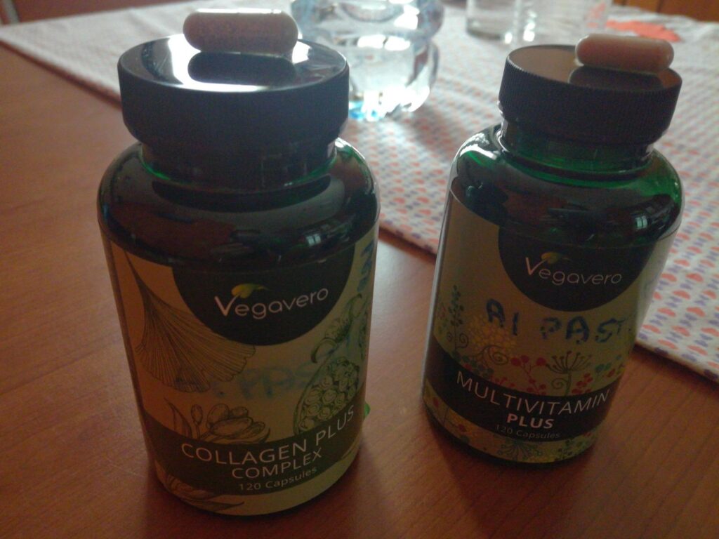 Deux bouteilles de compléments alimentaires sur une table