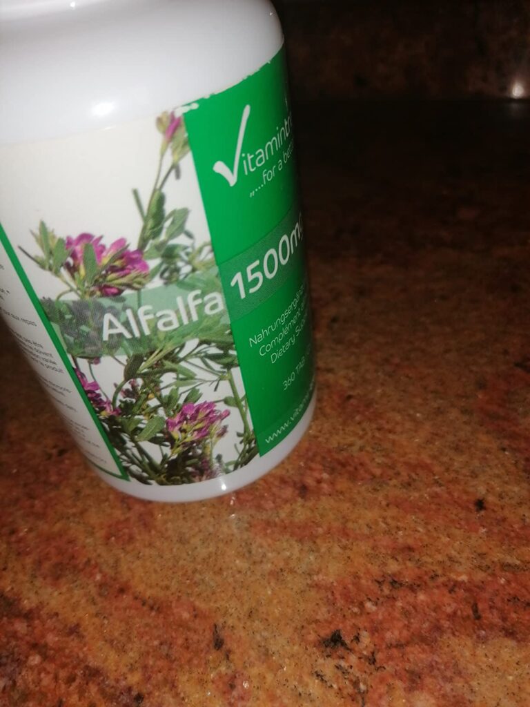 Bouteille blanche avec étiquette verte pour compléments alimentaires d'Alfalfa.