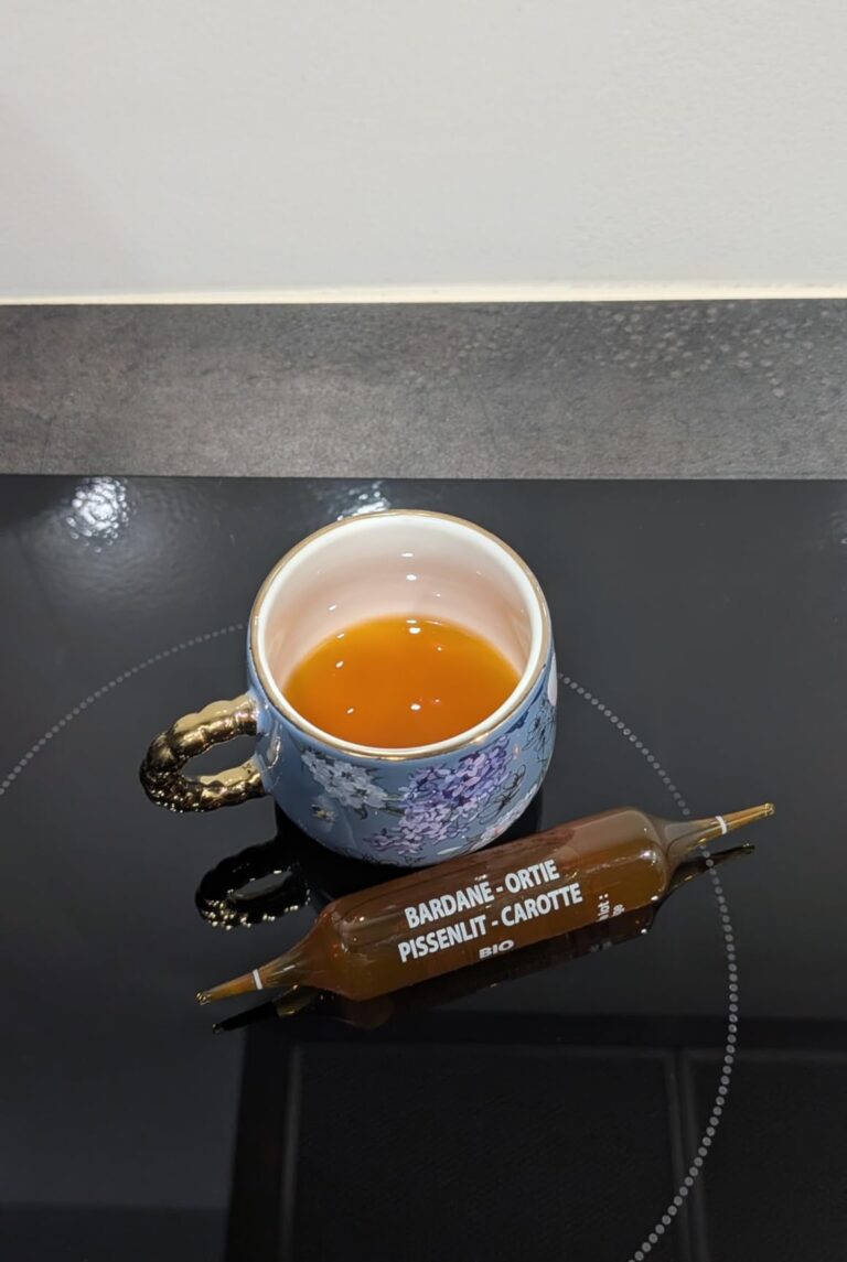 Une ampoule de produit, une tasse avec le liquide