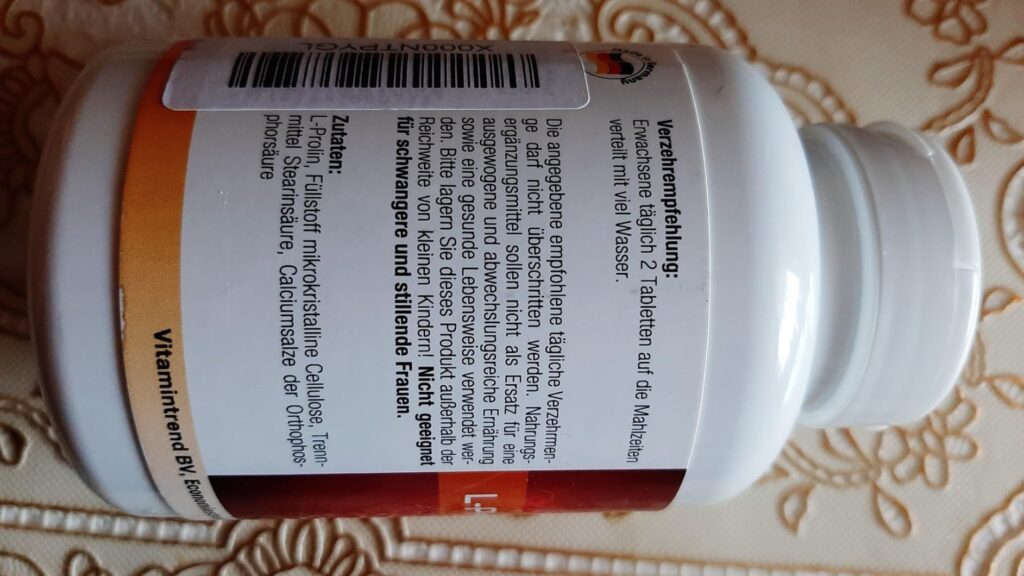 Gros plan sur les informations nutritionnelles et de dosage au dos du flacon.