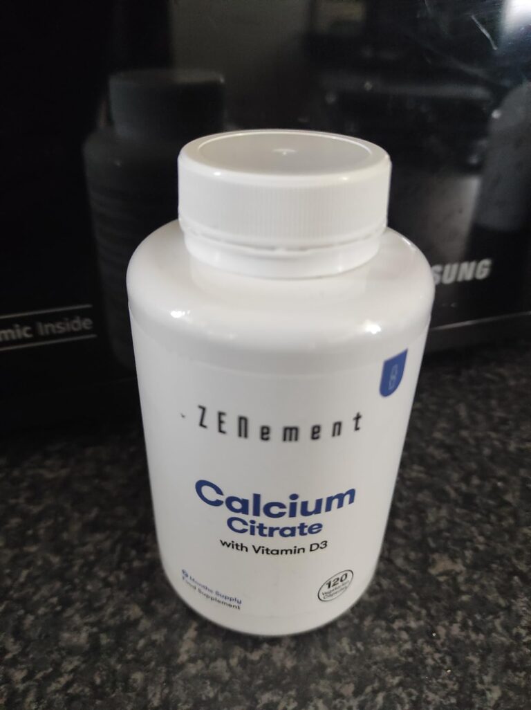 Bouteille de Calcium Citrate blanche fermée, sur un fond sombre.