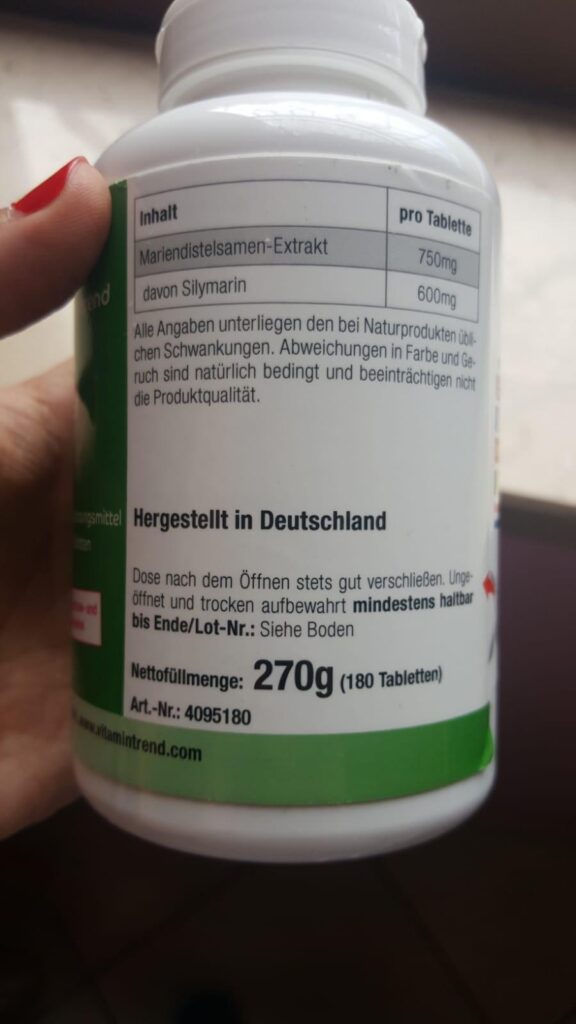 Bouteille de compléments alimentaires, face arrière, avec l'étiquette détaillant les informations nutritionnelles et de fabri...