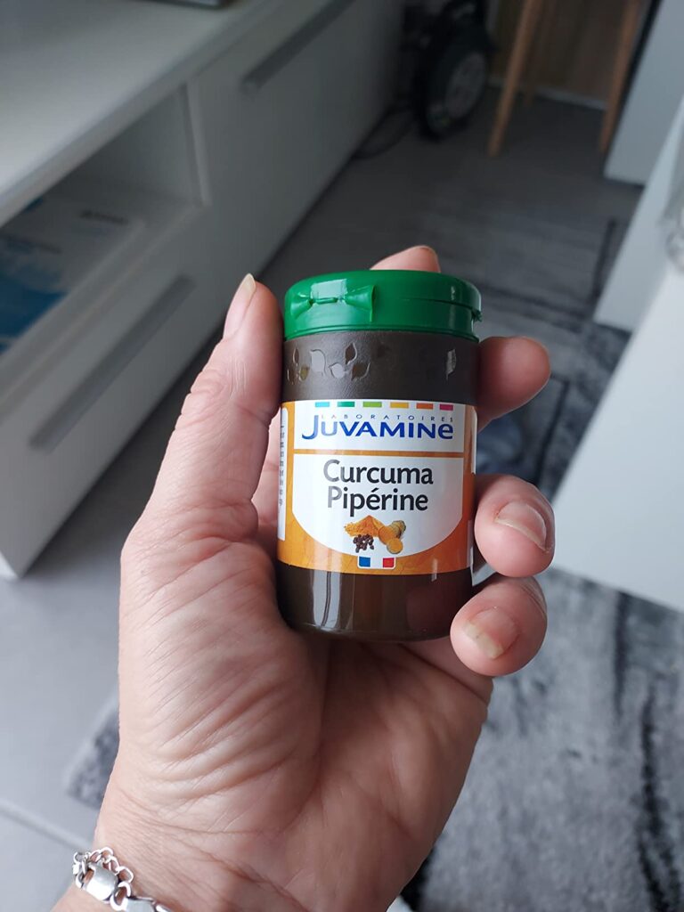 Flacon de Curcuma Piperine dans une main