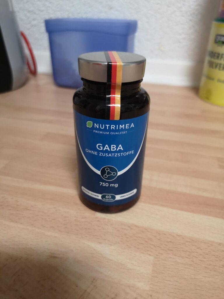 Un flacon de GABA Nutriméa sur un comptoir en bois, vue frontale.
