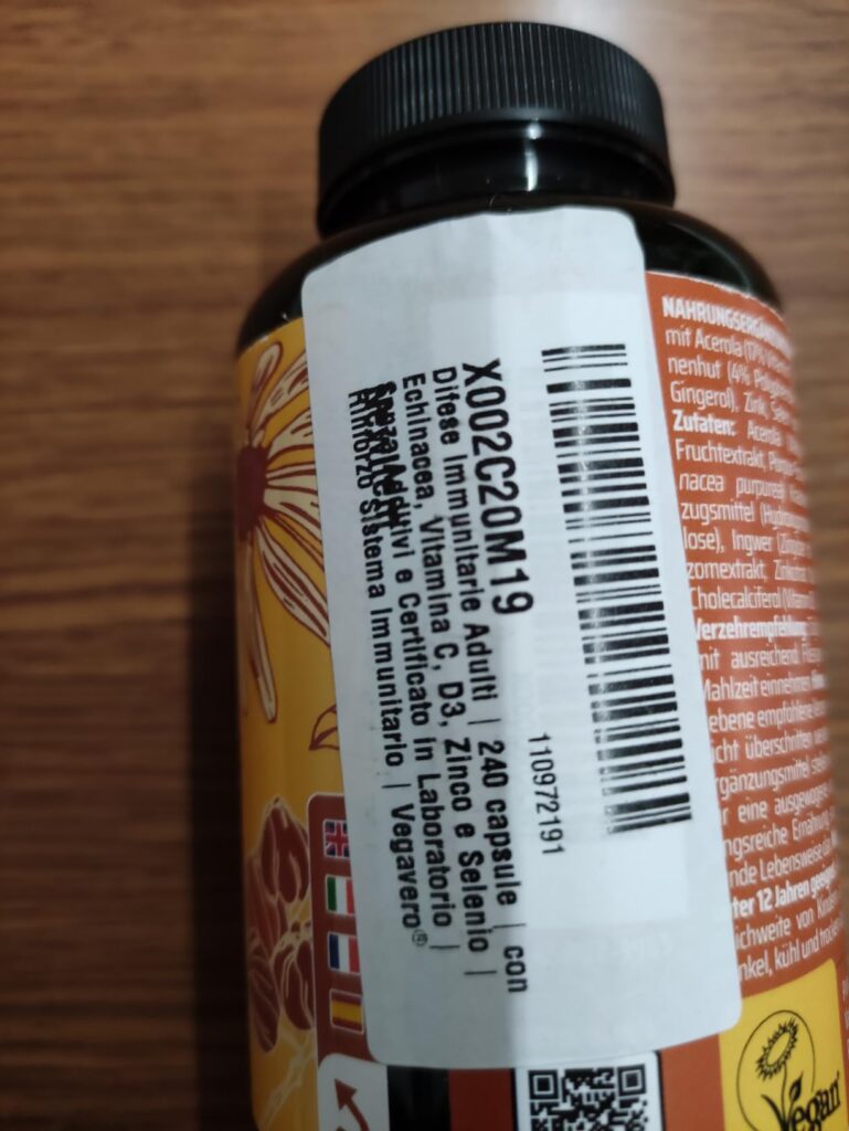 Étiquette du produit collée sur la bouteille de complément alimentaire. Elle contient des informations techniques et logistiq...