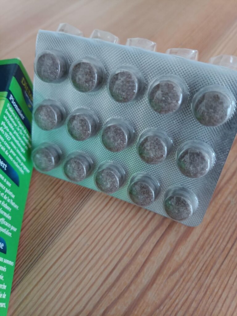 Gros plan sur la plaquette de 15 comprimés de compléments alimentaires Dietaroma Mix B12.