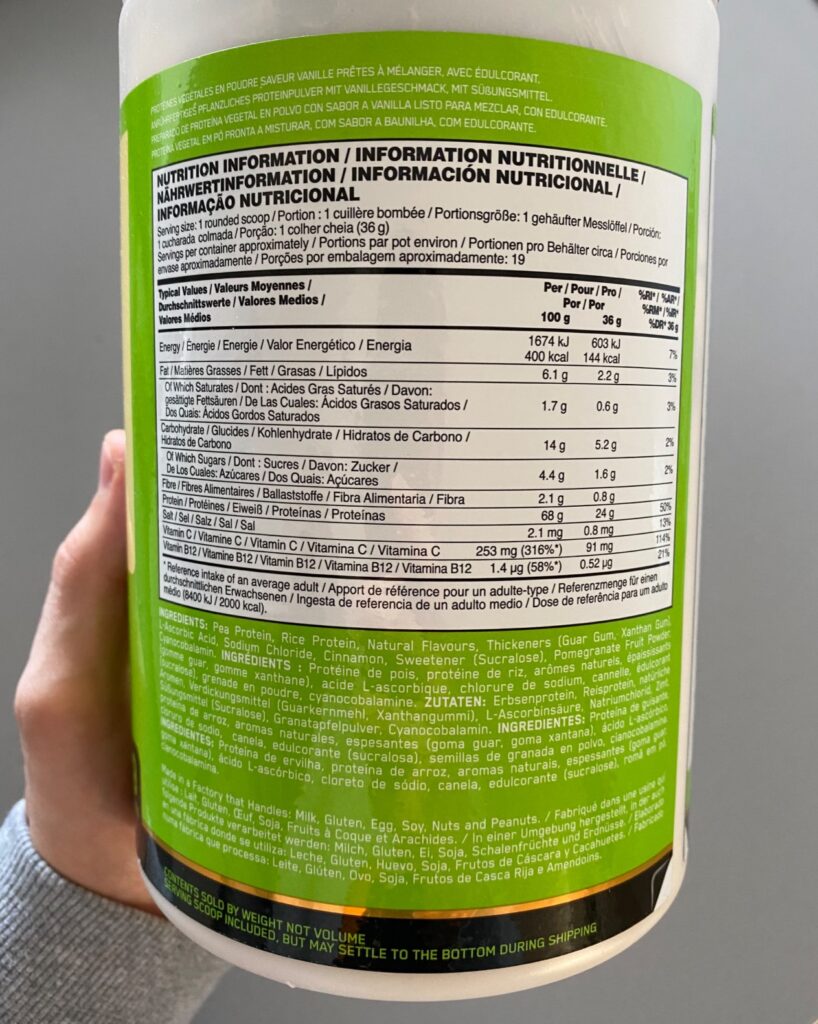 Vue détaillée de l'étiquette nutritionnelle sur le côté du pot de protéine.