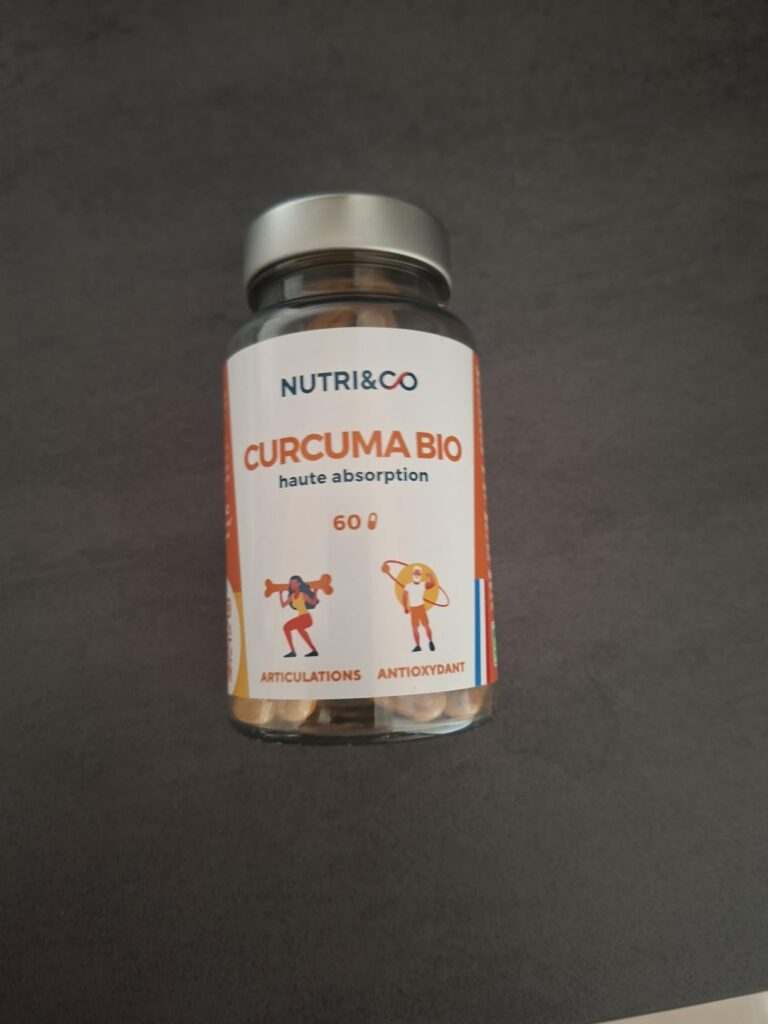 Flacon de Curcuma Bio Nutri&Co, face avant, posé sur un fond gris.