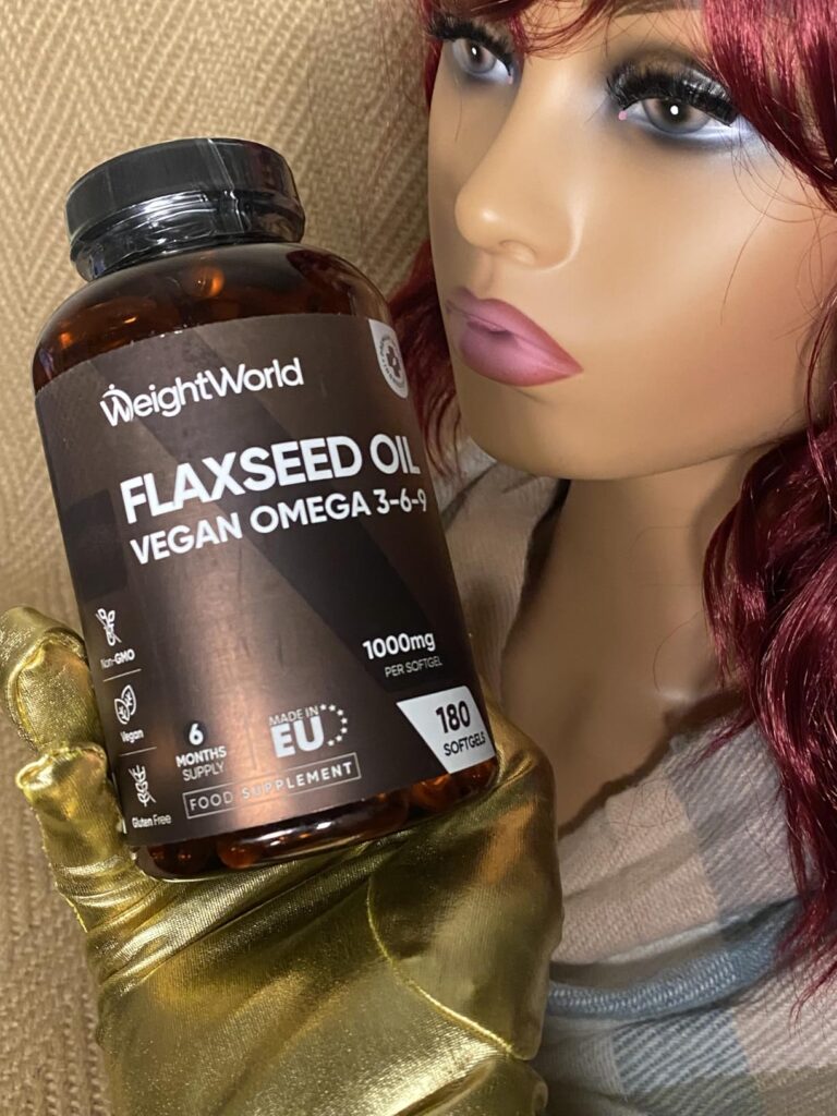 Flacon de capsules d'huile de lin tenu par un mannequin, même flacon que le visuel 0