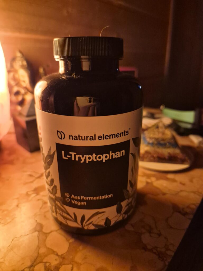 Bouteille de L-Tryptophan posée sur une table, dans une pièce sombre, éclairée par une lumière indirecte.