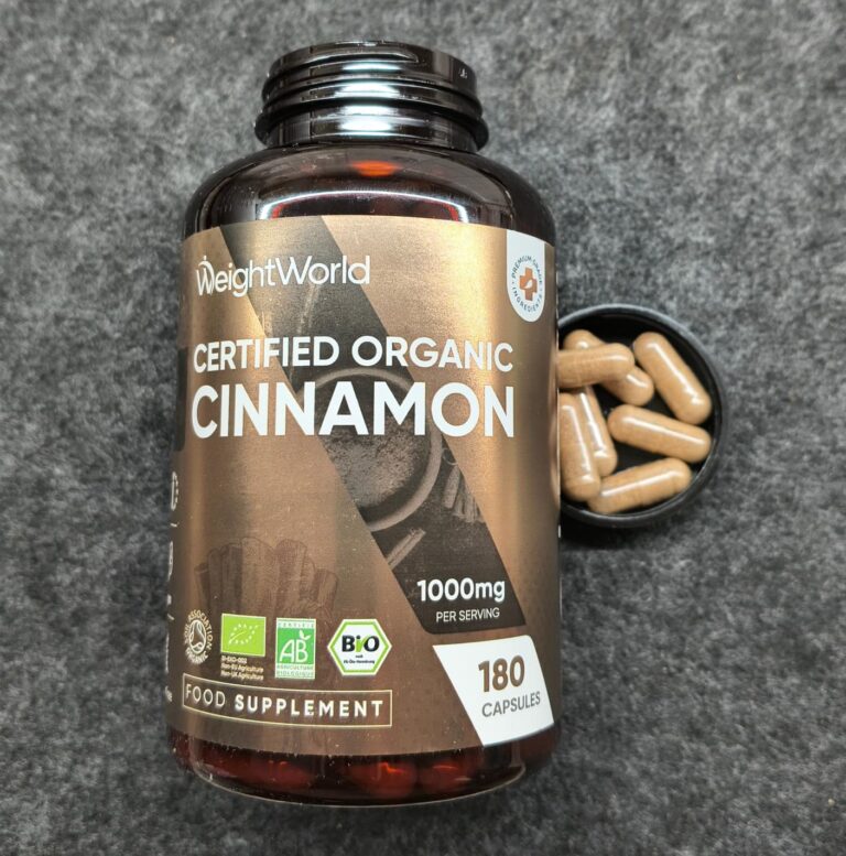 Flacon de compléments alimentaires WeightWorld "Certified Organic Cinnamon" avec des capsules sorties dans un petit récipient...