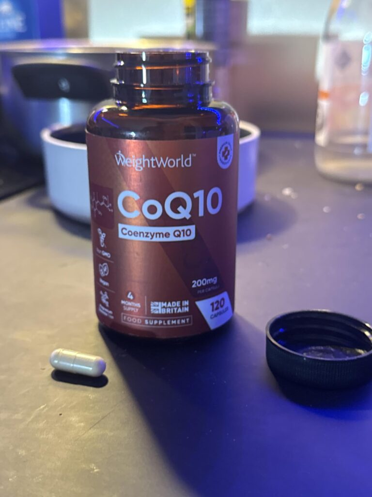 Flacon de compléments alimentaires avec une capsule à l'extérieur.