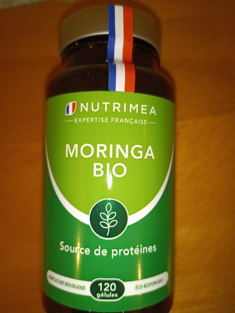 Détail de l'étiquette du flacon de gélules de Moringa BIO, sur le point du nom du produit et de la marque.