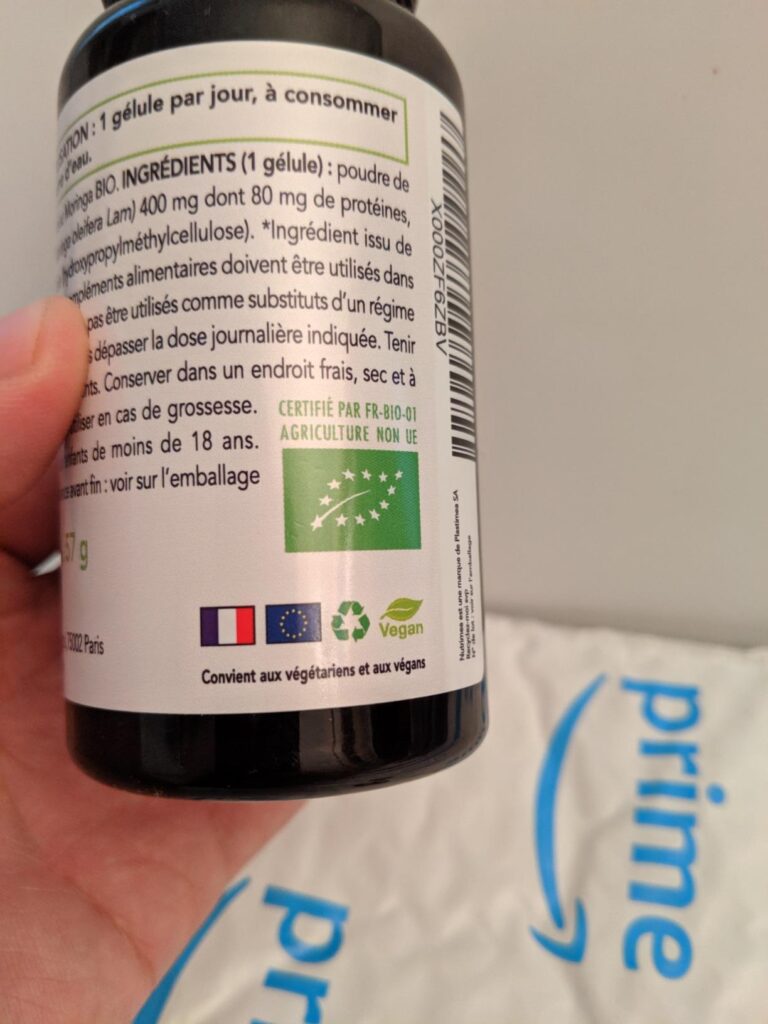 Détail de l'étiquette du flacon de gélules de Moringa BIO, sur le point de la composition et des logos des certifications.