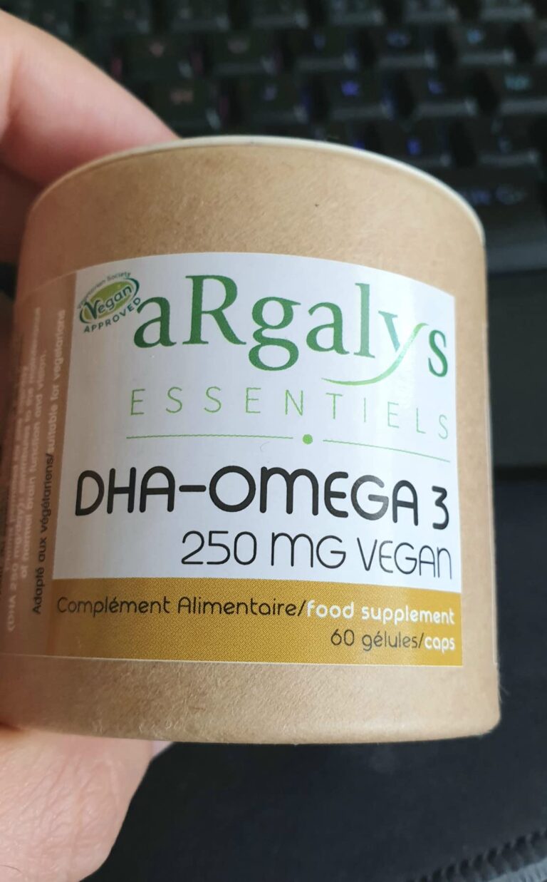 Bouteille de complément alimentaire DHA-Omega 3. On y voit le nom de la marque, le nom du produit, le dosage et la quantité d...